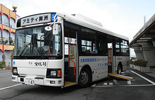 「アミティ舞洲」の文字も鮮やかな、白い車体のシャトルバスです